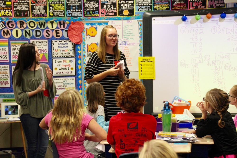 4th-year Spanish students teach elementary students