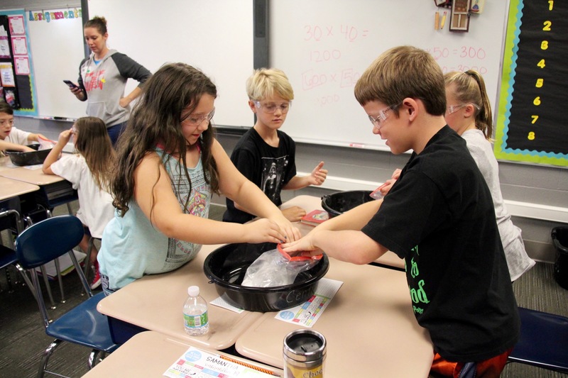 Making gas from sealed plastic bags, vinegar and baking soda: shocked expressions and a lot of laughter.