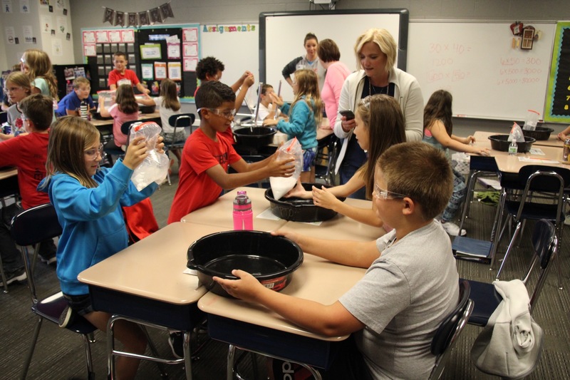 Making gas from sealed plastic bags, vinegar and baking soda: shocked expressions and a lot of laughter.